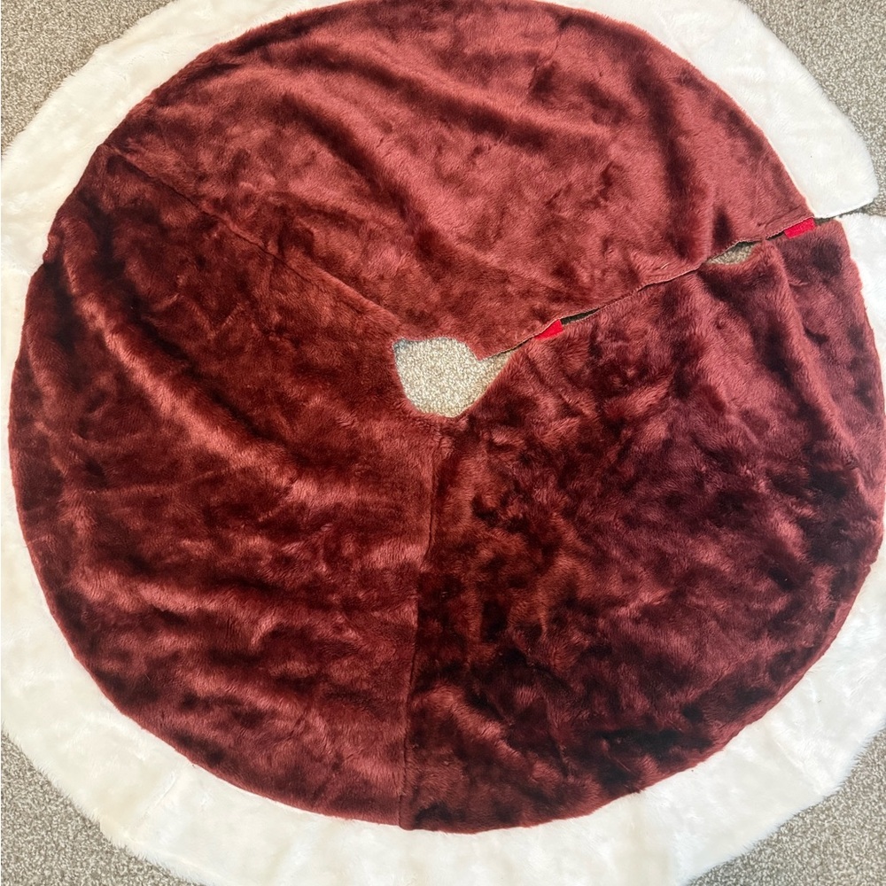 Plush Maroon and White Tree Skirt